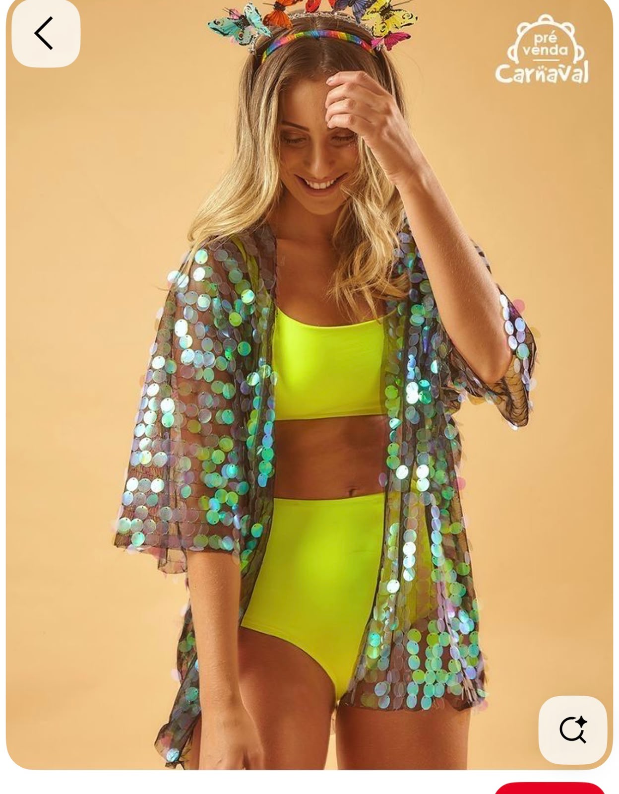 Mujer con kimono de lentejuelas tornasol sobre un bikini amarillo neón y corona de mariposas